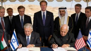 평화조약 서명 장면에서 서명하는 외교관과 증인의 모습