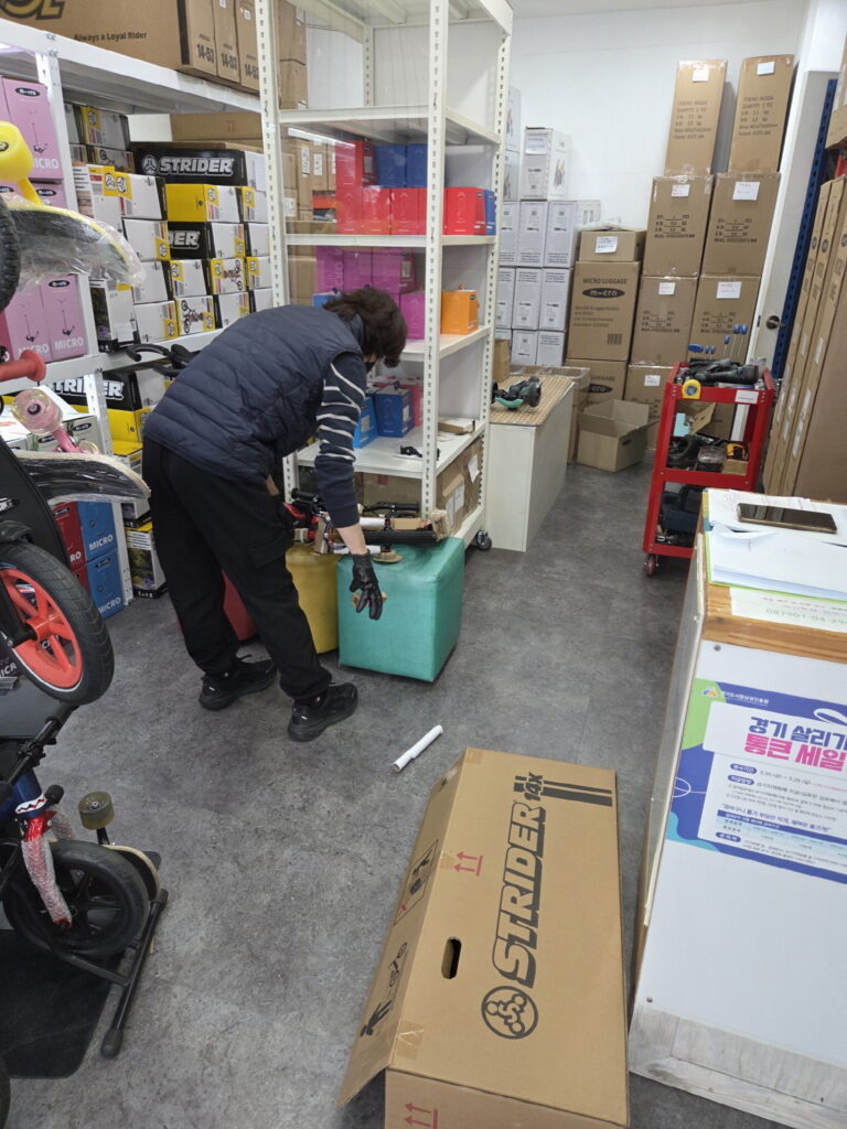 스트라이더 14x 레드 조립 중 모습