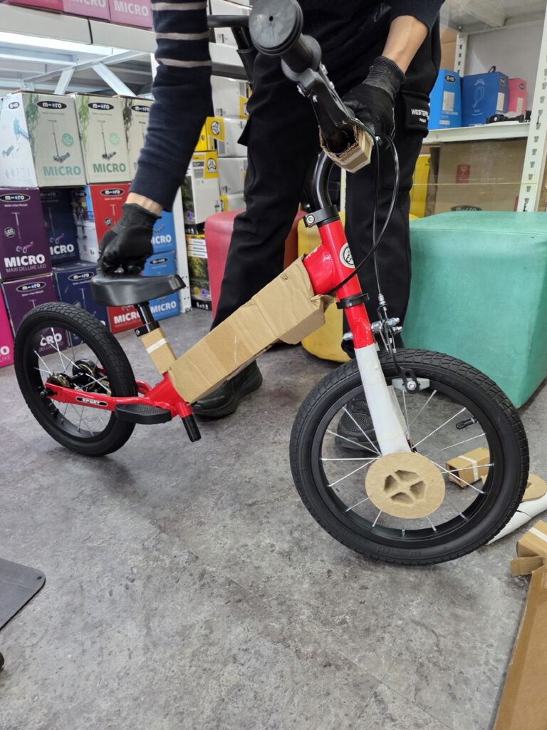 스트라이더 14x 레드 조립 중 모습