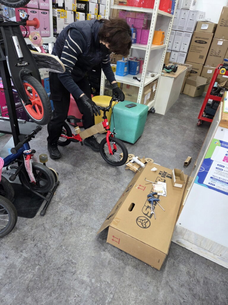 스트라이더 14x 레드 조립 중 모습