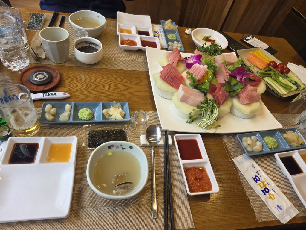 참치와 밑반찬 사진