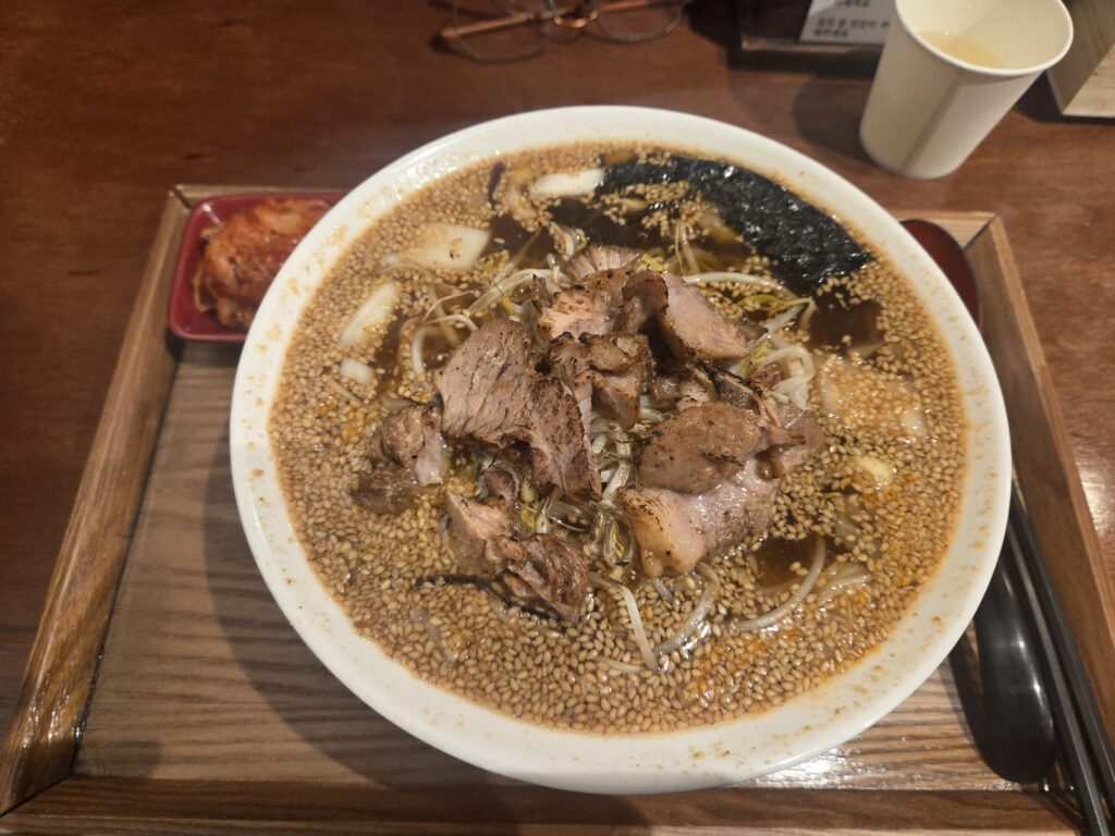 아키이코 라멘 쫄깃한 면발과 깨 국물